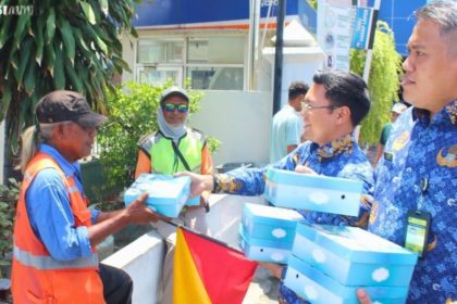 Petugas imigrasi di lingkungan Kemenkumham Jawa Tengah berbagi dengan masyarakat sekitar.