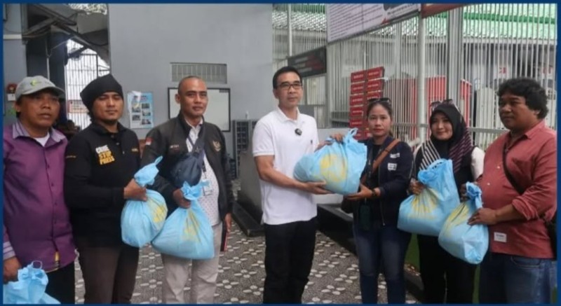 Peduli Sekitar: Sesditjen Gun Gun Gunawan memberikan sembako kepada warga sekitar lapas. 