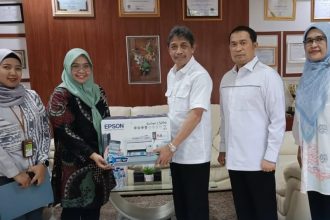 Kepala Kantor Pertanahan Kartono Agustiyanto didampingi Kasi PHP Wawas Setiawan, menyerahkan sertifikat aset Pertamina kepada Senior Supervisor Asset Opt Land Affair & Acquisition Prima Eka Ditasari.