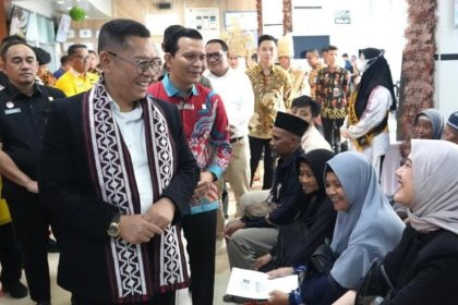 Adies Kadir berbincang dengan pemohon paspor di Kantor Imigrasi Bandarlampung.