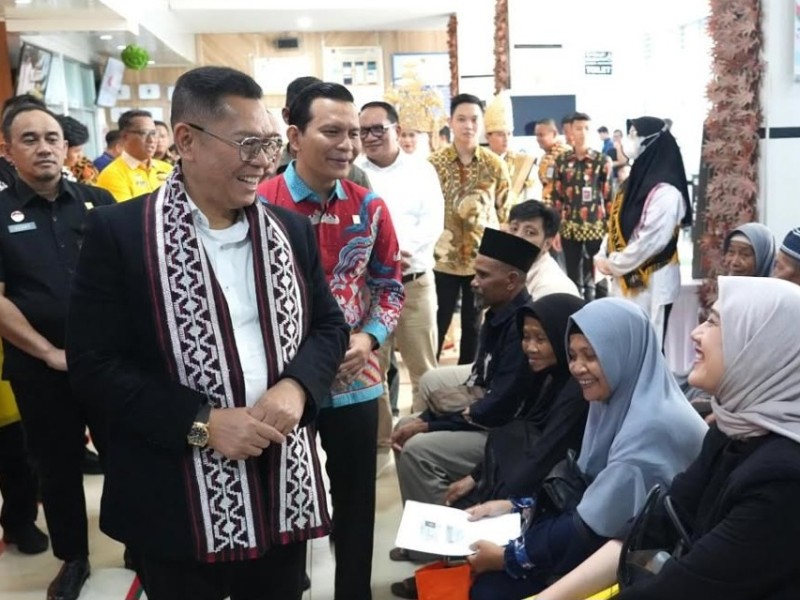 Adies Kadir berbincang dengan pemohon paspor di Kantor Imigrasi Bandarlampung.