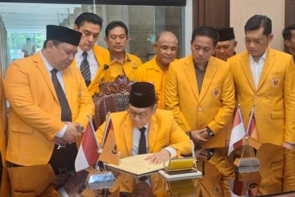 Ketua Umum Ormas Musyawarah Kekeluargaan Gotong Royong (MKGR), Adies Kadir, bersama jajaran pengurus pusat lainnya.