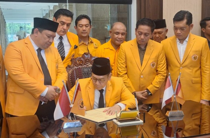 Ketua Umum Ormas Musyawarah Kekeluargaan Gotong Royong (MKGR), Adies Kadir, bersama jajaran pengurus pusat lainnya.