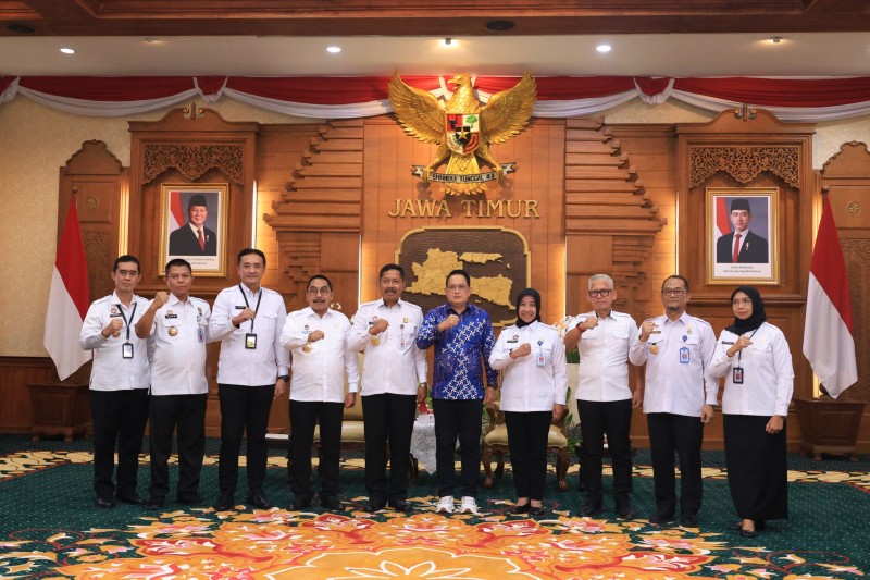 Jajaran Kementerian Hukum, HAM, Imigrasi dan Pemasyarakatan Jatim berfoto bersama dengan Pj Gubernur Jatim, Adhy Kartono usai melakukan audiensi. 