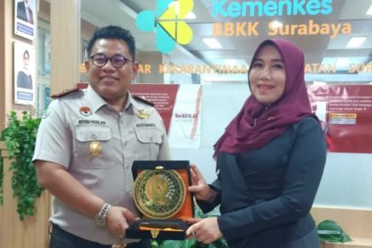 Lia Istifhama, anggota DPD RI/MPR RI asal Jawa Timur memberikan cenderamata kepada Kepala BBKK Surabaya Rosidi Roslan.