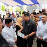 Menteri Agus Harimurti Yudhoyono didampingi Wakil Menteri ATR/Wakil Kepala BPN, Ossy Dermawan menyerahkan sertifikat tanah warga Kabupaten Lebak dan Kota Serang.