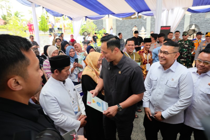 Menteri Agus Harimurti Yudhoyono didampingi Wakil Menteri ATR/Wakil Kepala BPN, Ossy Dermawan menyerahkan sertifikat tanah warga Kabupaten Lebak dan Kota Serang.