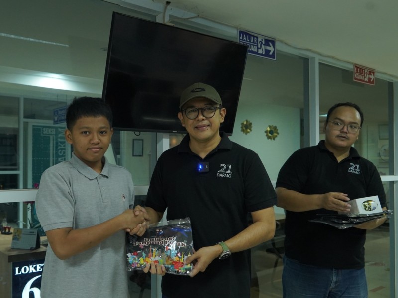 Kepala Kantor Imigrasi I- Gusti Muhammad Ibrahiem memberikan merchandise kepada pemohon paspor. 