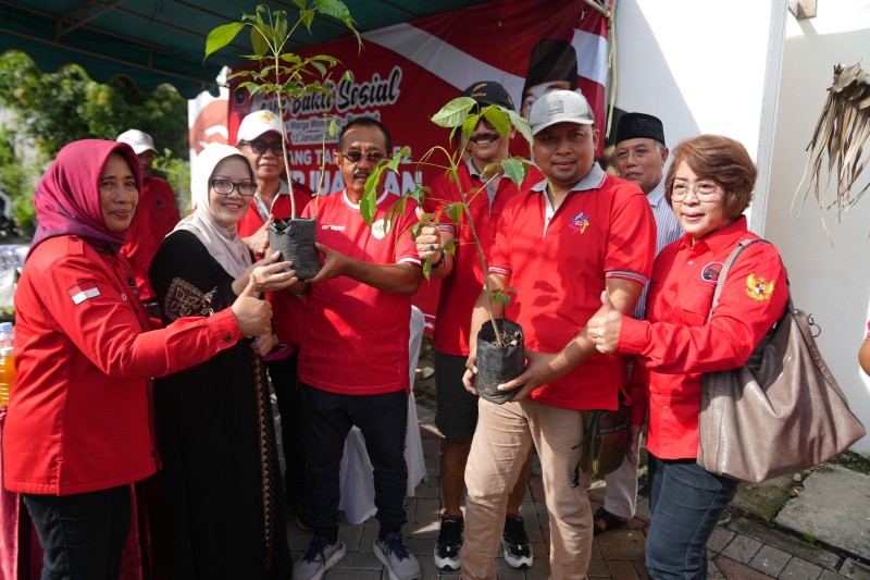 Wakil Walikota Surabaya Armuji, menyerahkan bibit pohon Tabebuya kepada warga Pondok Tanjung Permai RT 03, RW 04 Kelurahan Wonorejo, Rungkut.