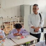 Ketua Komisi D DPRD Surabaya, dr. Akmarawita Kadir saat sidak program Makan Bergizi Gratis (MBG) di salah satu SMP di Surabaya.