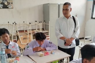 Ketua Komisi D DPRD Surabaya, dr. Akmarawita Kadir saat sidak program Makan Bergizi Gratis (MBG) di salah satu SMP di Surabaya.