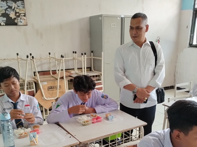 Ketua Komisi D DPRD Surabaya, dr. Akmarawita Kadir saat sidak program Makan Bergizi Gratis (MBG) di salah satu SMP di Surabaya.