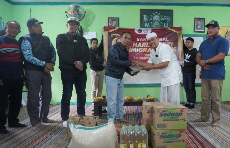 Kepala Kantor Wilayah Ditjen Imigrasi Jawa Tengah, Is Edy Ekoputranto memberikan bantuan ke yayasan panti asuhan disaksikan para kepala Kantor Imigrasi se-Jateng.