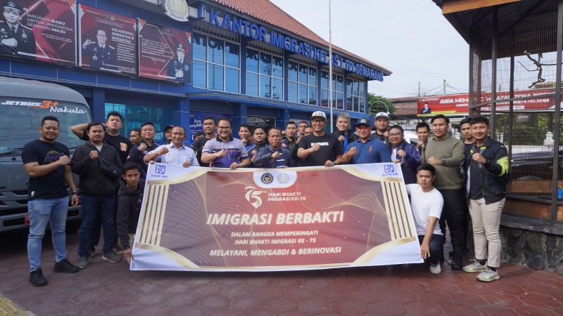 Jajaran Imigrasi se-Jateng foto bersama usai berbagi dengan anak-anak yatim piatu.