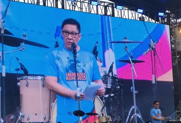 Plt Dirjen Imigrasi Saffar Godam memberikan sambutan dalam kegiatan Fun Walk dan pelayanan pembuatan paspor di GBK. 
