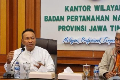 Kakanwil BPN Jatim Lampri didampingi Kabid Penetapan Hal dan Pendaftaran, Yannis Harryzon Dethan memberikan keterangan kepada wartawan menyoal HGB di Laut Sidoarjo. 