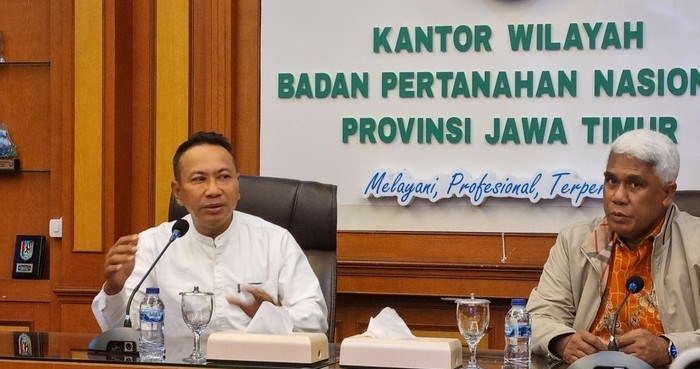 Kakanwil BPN Jatim Lampri didampingi Kabid Penetapan Hal dan Pendaftaran, Yannis Harryzon Dethan memberikan keterangan kepada wartawan menyoal HGB di Laut Sidoarjo. 