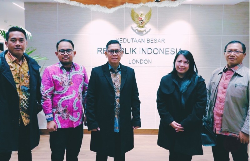 Wakil Ketua DPR RI, Adies Kadir berada di KBRI di London bersama delegasi dari Komisi XI.