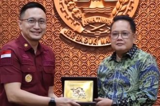 Kepala Kantor Imigrasi Surabaya, Ramdhani, menerima cenderamata dari Pj Gubernur Jawa Timur, Adhy Karyono usai audiensi di Gedung Negara Grahadi, Surabaya.