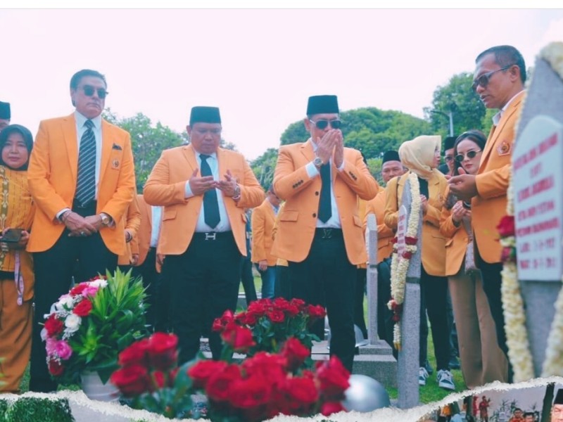 Ketua Umum DPP Ormas MKGR, Adies Kadir, berziarah di Taman Makam Pahlawan (TMP) Kalibata.