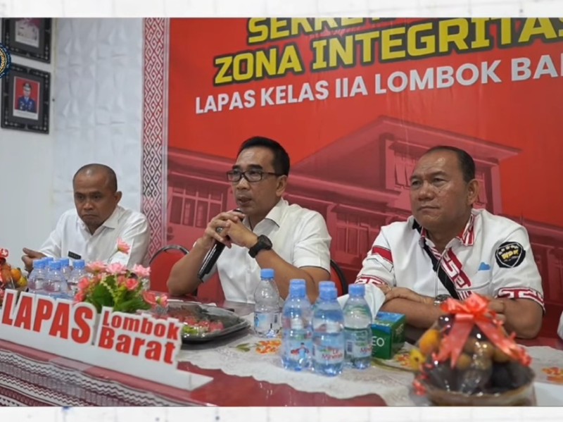 Sesditjen Pemasyarakatan Gun Gun Gunawan memberikan pengarahan kepada jajaran Lapas Lombok Barat. 