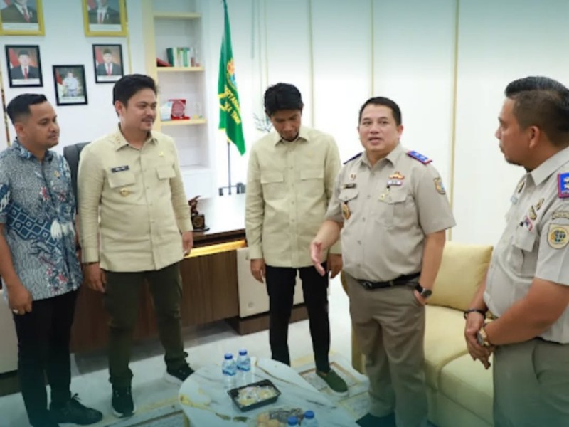 Kakanwil BPN Sulawesi Tenggara Asep Heri bersama Bupati Kolaka Timur Abdul Aziz meninjau ruang demia. ruang di Kantor Pertanahan Kolaka Timur yang baru diresmikan. 