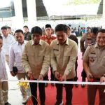 Bupati Kolaka Timur, Abdul Aziz, didampingi Kakanwil BPN Sulawesi Tenggara, Asep Heri dan Kakantah Kolaka Timur meresmikan kantor pertanahan menandainya dengan pemotongan pita. 