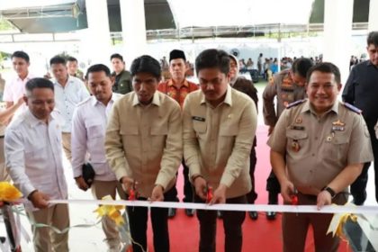 Bupati Kolaka Timur, Abdul Aziz, didampingi Kakanwil BPN Sulawesi Tenggara, Asep Heri dan Kakantah Kolaka Timur meresmikan kantor pertanahan menandainya dengan pemotongan pita. 