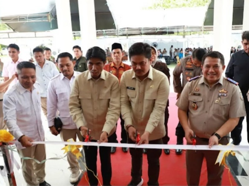 Bupati Kolaka Timur, Abdul Aziz, didampingi Kakanwil BPN Sulawesi Tenggara, Asep Heri dan Kakantah Kolaka Timur meresmikan kantor pertanahan menandainya dengan pemotongan pita. 