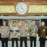 Jajaran Kantor Imigrasi Surabaya foto bersama dengan Kapolda Jatim, Irjenpol Imam Sugianto.