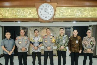 Jajaran Kantor Imigrasi Surabaya foto bersama dengan Kapolda Jatim, Irjenpol Imam Sugianto.