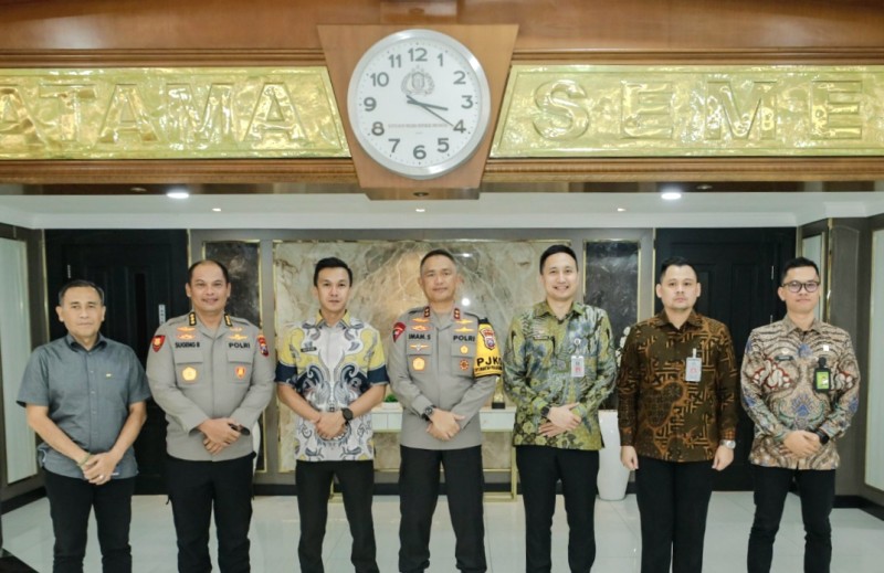 Jajaran Kantor Imigrasi Surabaya foto bersama dengan Kapolda Jatim, Irjenpol Imam Sugianto.