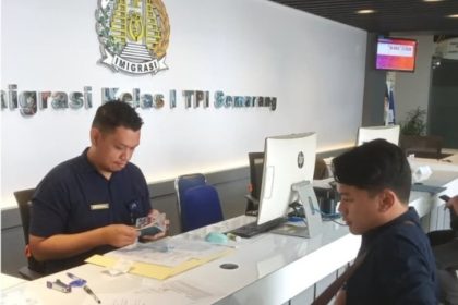 Petugas sedang melayani pemohon Paspor Simpatik di Kantor Imigrasi Kelas I Khusus TPI Semarang.