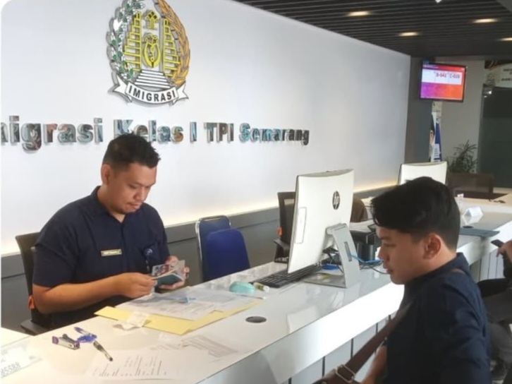 Petugas sedang melayani pemohon Paspor Simpatik di Kantor Imigrasi Kelas I Khusus TPI Semarang.