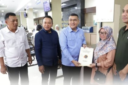 Wamen Ossy didampingi Kepala Kanwil BPN Provinsi Jawa Timur, Lampri dan Kakantah Sidoarjo, Muh Rizal menyerahkan sertifikat kepada pemohon. 