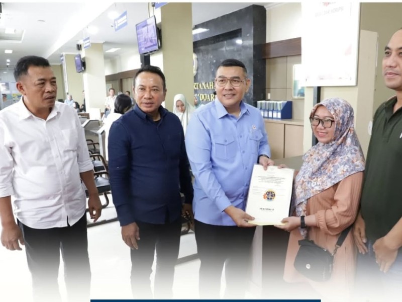 Wamen Ossy didampingi Kepala Kanwil BPN Provinsi Jawa Timur, Lampri dan Kakantah Sidoarjo, Muh Rizal menyerahkan sertifikat kepada pemohon. 