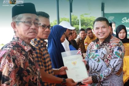 Kakanwil BPN Sultra Asep Heri menyerahkan sertifikat milik warga Kabupaten Konkep.