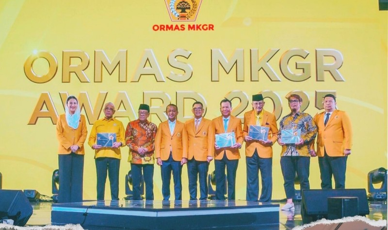 Ketua Umum DPP Partai Golkar, Bahlil Lahadalia bersama Ketua Umum MKGR, Adies Kadir bersama para senior ormas sayap dari Partai Golkar. 