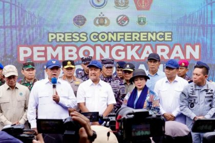 Menteri ATR/BPN Nusron Wahid memberikan keterangan pers usai sidak lokasi SHGB di atas laut Tangerang.