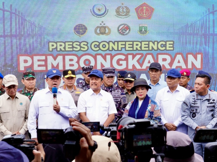 Menteri ATR/BPN Nusron Wahid memberikan keterangan pers usai sidak lokasi SHGB di atas laut Tangerang.