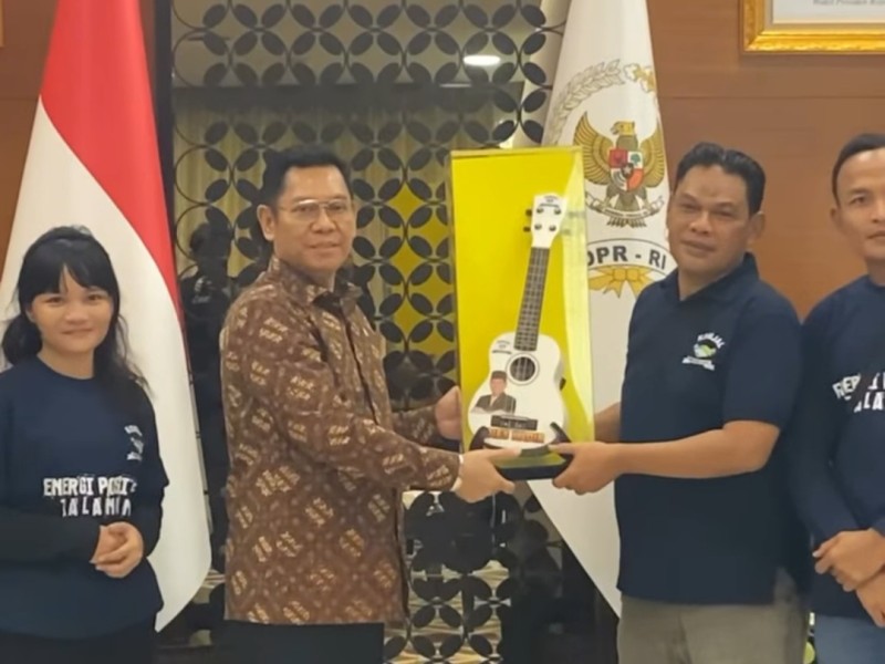 Wakil Ketua DPR RI, Adies Kadir, menerima cenderamata dari perwakilan musisi jalanan.