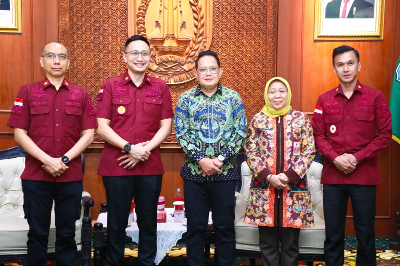 Kepala Kantor Imigrasi Surabaya, Ramdhani, bersama jajaran berfoto bersama dengan Pj Gubernur Jatim, Adhy Karyono. 