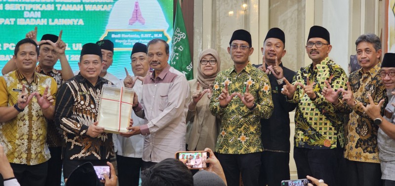 Kakanwil BPN Jatim, Asep Heri, didampingi jajaran Kantor Pertanahan Surabaya I dan II, menyerahkan sertifikat tanah wakaf yang sudah selesai. 