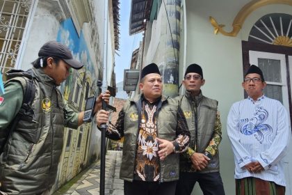 Kakanwil BPN Jatim Asep Heri didampingi Kakantah Surabaya II Budi Hartanto, melakukan pengukuran batas tanah wakaf di wilayah Bubutan, Surabaya.