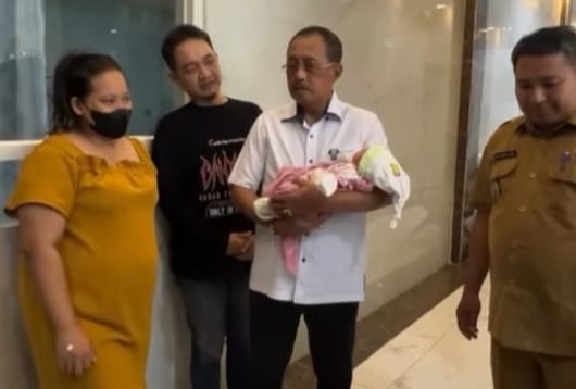 Wakil Wali Kota Surabaya, Armuji menggendong bayi Nyonya Siti