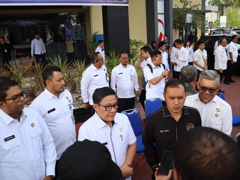 Plt Dirjen Imigrasi Saffar Muhammad Godam beserta jajaran mendampingi anggota Komisi XII DPR RI memberikan keterangan kepada media. 