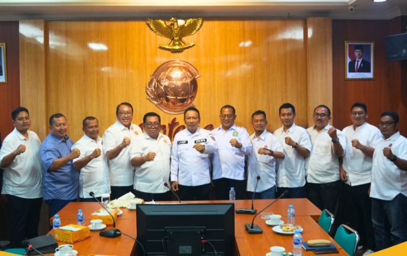 Rombongan DPD Real Estate Indonesia (REI) Jawa Timur foto bersama dengan Kakanwil BPN Jateng, Lampri, A.Ptnh.,S.H. M.H