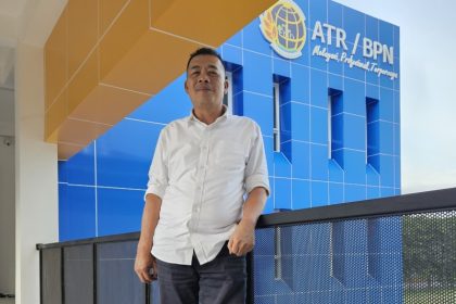 Kepala Kantor Pertanahan Kabupaten Sidoarjo, Muh Rizal memastikan progres pembangunan gedung arsip yang merupakan hibah bangunan dari Pemkab Sidoarjo.