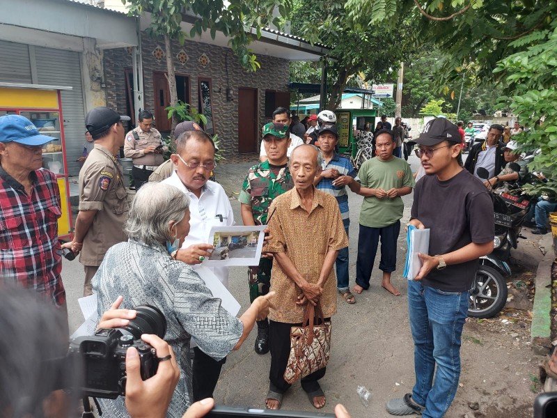 Wakil Wali Kota Surabaya, Armuji, melakukan sidak terkait persoalan dugaan penipuan di kawasan Tenggilis Lama.