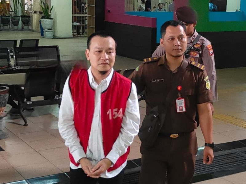 Ivan Sugiamto, terdakwa kasus perundingan digiring petugas menuju ruang sidang Pengadilan Negeri (PN) Surabaya, Jalan Arjuna.